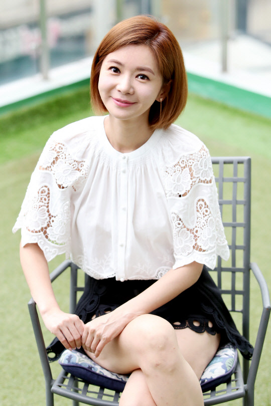 배우 장서희가 지난 9일 서울 강남구 청담동에서 연합뉴스와 인터뷰에 앞서 포즈를 취하고 있다.